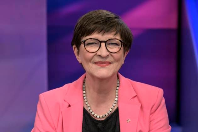 GER, Berlin, Studio, zu Gast bei - maischberger, Polittalk, TV, Format, mit Moderatorin - Sandra Maischberger, Das Erste, aus Adlershof - am Studio 20, im Bild v.l.: Saskia Esken, SPD (Parteivorsitzende) 18.02.2025, *** GER, Berlin, Studio, zu Gast bei maischberger, Polittalk, TV, Format, mit Moderator Sandra Maischberger, Das Erste, aus Adlershof am Studio 20, im Bild v l Saskia Esken, SPD Parteivorsitzende 18 02 2025, Copyright: HMBxMedia UwexKoch