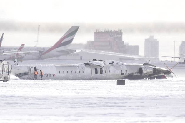 February 18, 2025, Toronto, On, CAN: A Delta Air Lines plane lies upside down at Toronto Pearson Airport on Tuesday, Feb. 18, 2025. Flight 4819 öÄÃ¬ a Bombardier CRJ-900 jet operated by the Delta subsidiary Endeavor Air, crashed while landing in Toronto having flown from Minneapolis on Monday. Toronto CAN  - ZUMAc35_ 20250218_zaf_c35_105 Copyright: xChrisxYoungx