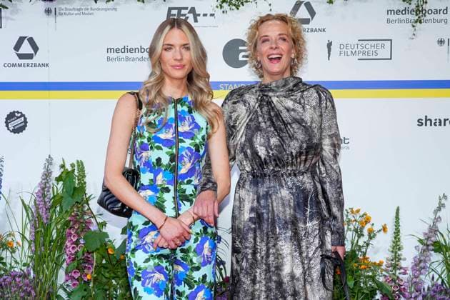 Katja Riemann, Paula Riemann bei der Verleihung des Deutschen Filmpreises am 12.05.2023 im Theater am Potsdamer Platz in Berlin. Berlin Deutschland *** Katja Riemann, Paula Riemann at the award Ceremony of Germans Film Awards on 12 05 2023 at Theatre on Potsdam Place in Berlin Berlin Germany