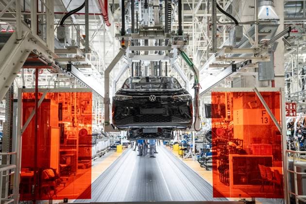 Kombinierte Produktionslinie für die Elektrofahrzeuge ID.4 und ID.7 im Emder Volkswagen-Werk;Kombinierte Produktionslinie für die Elektrofahrzeuge ID.4 und ID.7 im Emder Volkswagen-Werk, Emden Niedersachsen Deutschland VW-Werk *** Combined production line for the ID 4 and ID 7 electric vehicles at the Volkswagen plant in Emden Combined production line for the ID 4 and ID 7 electric vehicles at the Volkswagen plant in Emden, Emden Lower Saxony Germany VW plant