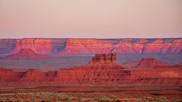 Creative Highlights World Pink and red sandstone rock formations at sunrise Mexican Hat, Utah, United States CR_KEDA250217-1650365-01