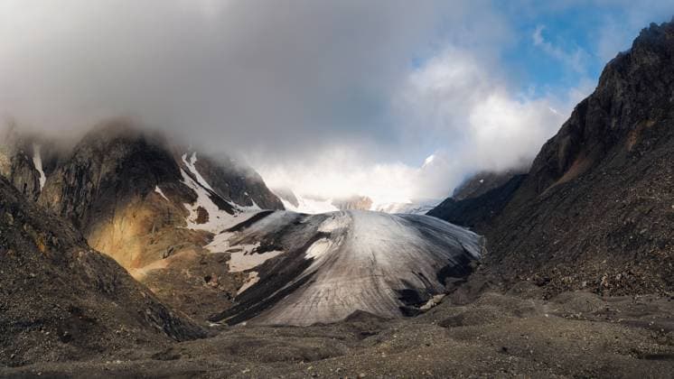 Creative Highlights World Panoramablick auf den Großen Aktru-Gletscher, hoch in den Bergen, bedeckt mit Schnee und Eis. Dramatische Altai-Winterlandschaft. Panoramic view of the Big Aktru Glacier, high in the mountains, covered by snow and ice. Dramatic Altai winter landscape. Copyright: xZoonar.com StanislavxSablinx 22893664