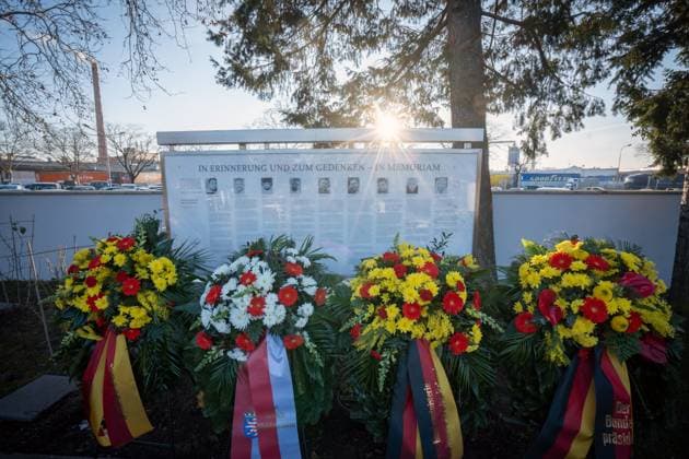 Bilder des Jahres 2025, News 02 Februar News Themen der Woche KW08 Gedenken mit Kraenzen am fuenften Jahrestag des Anschlags in Hanau an den Graebern der auf dem Hanauer Hauptfriedhof bestatteten Opfer (Foto vom 19.02.2025). Die Stadt Hanau erinnert am Mittwoch, 19.02.2025, an die am 19. Februar 2020 ermordeten neun Buerger aus Einwandererfamilien. Im Namen von Stadt, Land und Bund werden an den Grabstaetten in Hanau, Offenbach, Bulgarien, Rumaenien und in der Tuerkei Blumen- und Kraenz niedergelegt. (Siehe epd-Meldungen vom 19.02.2025) EDITORIAL USE ONLY *** Commemoration with wreaths on the fifth anniversary of the attack in Hanau at the graves of the victims buried in Hanaus main cemetery Photo from 19 02 2025 On Wednesday, 19 02 2025, the city of Hanau commemorates the nine citizens from immigrant fami Copyright: epd-bild TimxWegner epd-Gedenkstunde_Hanau2 - Kopieren