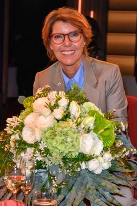 Bettina Maria Böttinger Boettinger Fernsehmoderatorin mit Blumenstrauss weisse Rosen nach der letzen Sendung Bye Bye ! Bettina letzte Talkshow Moderation nach 30 Jahren Koelner Treff im WDR, Studio Boecklemuend am Freitag 27.10.2023 in Koeln NRW D *** Bettina Maria Böttinger Boettinger TV presenter with Bouquet Whites Roses to the last Broadcast Bye Bye Bettina last Talk show Moderation to 30 Years Koelner Meet at WDR, Studio Boecklemuend on Friday 27 10 2023 in Cologne NRW D
