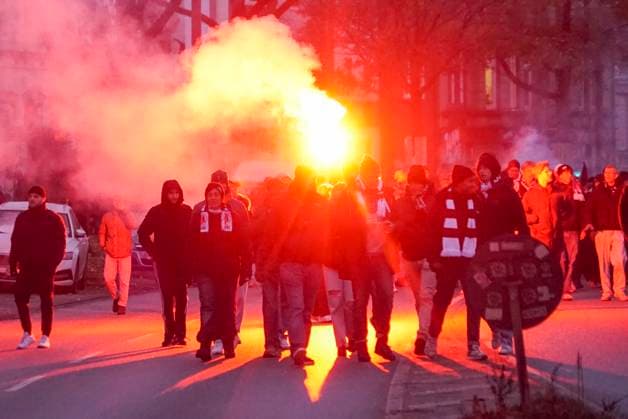 Fanmaersche to City derby HSV and St Pauli St Pauli Fans with several thousand Participants with Flags at the Path to Millerntor