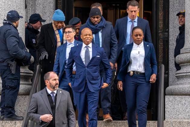 Bilder des Jahres 2025, News 02 Februar News Themen der Woche KW08 News Bilder des Tages New York City Mayor Eric Adams walks out of federal court in New York, United States, 19 February 2025. Federal Judge Dale E. Ho of the U.S. District Court for the Southern District of New York postponed a decision on the Trump Administration s request to drop corruption charges against the city s mayor, Eric Adams, and pledged to make a reasoned decision shortly. Federal Judge Postpones Decision on Dropping Charges Against New York Mayor !ACHTUNG: NUR REDAKTIONELLE NUTZUNG!  Copyright: xÁngelxColmenaresx AME1515 20250219-55016026246_1
