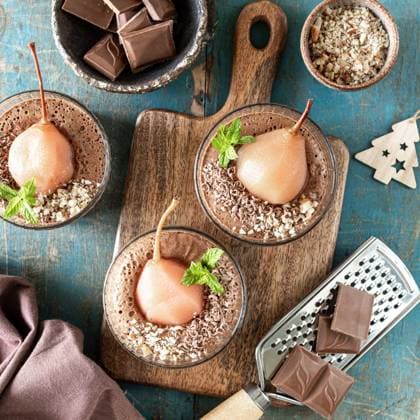 Leckere Mousse au Chocolat mit Pochierbirnen im Glasrahmen auf einem blauen Holztisch. quadratisch Delicious chocolate mousse with Poach Pears in glass frames on a blue wooden table. Top view Copyright: xZoonar.com KarinaxKlachukx 22897576