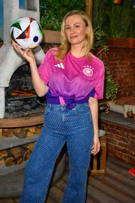 Ania Niedieck, Alles was zählt EM Fussball die Schauspielerin im Trikot der Deutschen Fussball Nationalmannschaft und mit Fan Artickel, die Darsteller der RTL Daily Soaps Alles was zählt und Unter uns sind bereits im Fussball EM Fieder und geben alles um gute Stimmung fuer die Deutsche Fussball Nationalmannschaft zu machen beim gemeinsamen Fussball EM Fototermin in dem MMC Studio am 10.06.2024 in Koeln Einzelbild Einzelmotiv Hochformat Halbfigur NRW Deutschland *** Ania Niedieck, all what counts em Football the Actress at Shirt the Germans Football National team and with Fan Article, the Actors the RTL Daily Soaps all what counts and at us are already at Football em Fieder and give all at Good Mood for the German Football National team