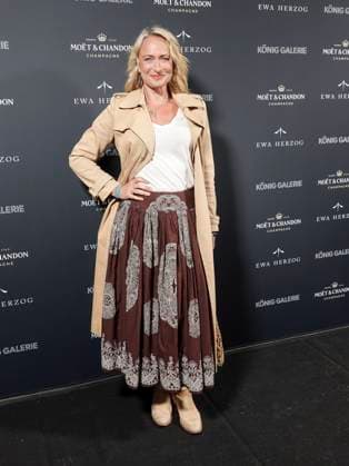 Berlin-02.07.2024-Fashion Week-Ewa Herzog Eva Mona Rodekirchen zu Gast bei der Ewa Herzog Fashionshow in Rahmen der Berlin Fashionweek 2024 in der Koenig Galerie am 02.07.2024 Einzelbild Einzelmotiv Hochformat Ganzfigur Berlin Deutschland *** Berlin 02 07 2024 Fashion Week Ewa Herzog Eva Mona Rodekirchen to Guest at the Ewa Herzog Fashion Show in Frame the Berlin Fashion Week 2024 in the Koenig Gallery on 02 07 2024 Single image Single motif portrait format Full figure Berlin Germany
