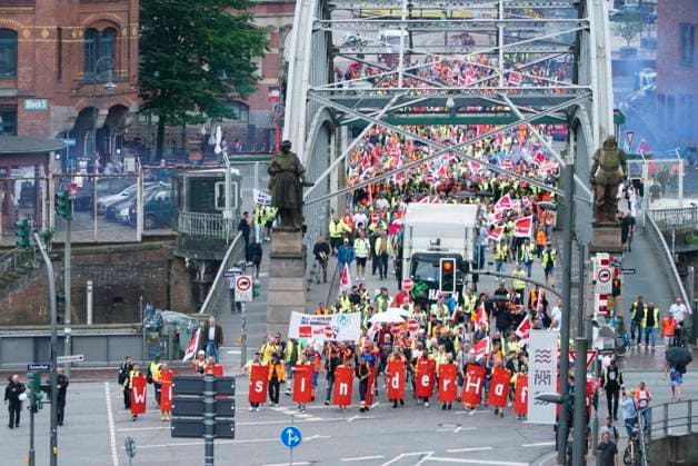 HAMBURG-Demonstration der Hafenarbeiter Mit Verd.i Fahnen Banner Transparenten mit der Aufschrift Wir sind der Hafen Hunderte fordern mehr Lohn und bessere Arbeitsbedingungen Die Demonstration führte zu massiven Verkehrsbehinderungen in der Innenstadt Mehrere hundert Menschen nahmen an der Demonstration von Verdi für mehr Geld und bessere Arbeitsbedingungen für die Hafenarbeiter teil . Die Demonstration startete in der Hafencity, ging weiter über den Bereich der Innenstadt zum Gewerkschaftshaus am Besenbinderhof.am 10.07.2024 HH Deutschland *** Hamburg Demonstration the Dockworkers with Verd I Flags Banner transparent with the Inscription We are the Port Hundreds demand more Wages and better Working conditions the Demonstration led to mas