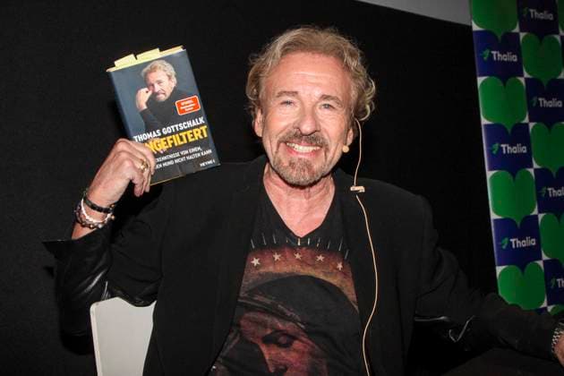 Thomas Johannes Gottschalk , der Radio und Fernsehmoderator, Entertainer und Schauspieler praesentiert und liest aus seinem neuen , seid heute auf dem Markt befindlichen, Buch Ungefiltert seinen Fans vor Lesung in den Hamburger Zeisekinos am 16.10.2024 HH Deutschland *** Thomas John Gottschalk , the Radio and TV presenter, Entertainer and Actors presented and reads from his New , since Today at the Market available, Book unfiltered its Fans before Reading in the Hamburg Zeise cinemas on 16 10 2024 HH Germany