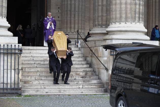 Bilder des Jahres 2025, Entertainment 02 Februar Entertainment Themen der Woche KW08 Entertainment Bilder des Tages Genevieve Page Funeral - Paris The coffin attending the funeral ceremony of Genevieve Page at Saint Sulpice church in Paris, France on February 20, 2025. French actress Genevieve Page died at age 97. Photo by Nasser Berzane ABACAPRESS.COM Paris France  Copyright: xBerzanexNasser ABACAx