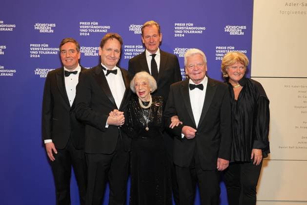 Dr Karsten e Dreinhoefer, Dr Nico Raabe, Joachim Gauck, Margot Friedlaender, Mathias Doepfner, Monika GRUETTERS at the award Ceremony of Price for Understanding and Tolerance on 16 November 2024 at Jewish Museum in Berlin Berlin Germany