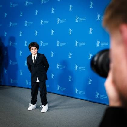 Bilder des Jahres 2025, Entertainment 02 Februar Entertainment Themen der Woche KW08 Entertainment Bilder des Tages Photocall for The Safe House , Grand Hyatt Berlin, Berlin, Germany Ethan Chimienti seen at the Photocall for The Safe House during Berlinale (Berlin Film Festival) at Grand Hyatt Berlin, Berlin, , Germany on 20 February 2025. Picture, Credit:Julie Edwards Avalon Germany, Potsdammer Platz, Berlin, Grand Hyatt Berlin  Copyright: xJuliexEdwardsx xAvalonx 0966517560