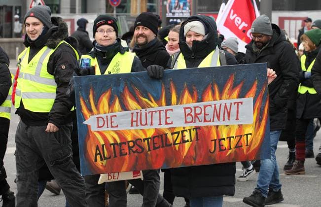 News Themen der Woche KW08 News Bilder des Tages Warnstreik der Beschäftigten der Freien und Hansestadt Hamburg (FHH). Aufgerufen hatte dazu ver.di HH. Die Gewerkschaft fordert eine tarifliche Regelung zur Altersteilzeit. Der Demonstrationszug vom Gewerkschaftshaus am Besenbinderhof in Richtung Innenstadt stand am Donnerstag auch im Zeichen des mutmaßlichen Terroranschlags durch einen Afghanen in München bei einer Verdi-Demonstration. An den Verdi-Flaggen hing ein Trauerflor. Damit wurde der beiden Todesopfer von München gedacht. St. Georg Hamburg *** Warning strike by employees of the Free and Hanseatic City of Hamburg FHH The strike was called by ver di HH The union is demanding a collective agreement on partial retirement The demonstration march from the trade union building at B