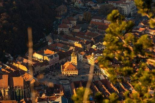 IMAGO Creative, Jahreszeit Herbst in der Stadt Aerial view of Brasovs historic town square at sunset, featuring colorful rooftops and charming architecture. 27090116 RECORD DATE NOT STATED