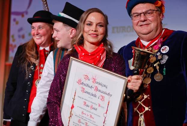 Bilder des Jahres 2025, Entertainment 02 Februar Entertainment Themen der Woche KW08 Entertainment Bilder des Tages Rust, Germany - February 19, 2025: Presentation of the golden jesters bell die 18. Goldene Narrenschelle der Vereinigung Schwäbisch-Alemannischer Narrenzünfte wurde im Europa-Park in Rust an Regina Halmich verliehen, hier mit Roland Haag Presentation of the golden jesters bell Regina Halmich bekommt im Europa-Park die Goldene Narrenschelle 2025 der Vereinigung Schwäbisch-Alemannischer Narrenzünfte (VSAN)