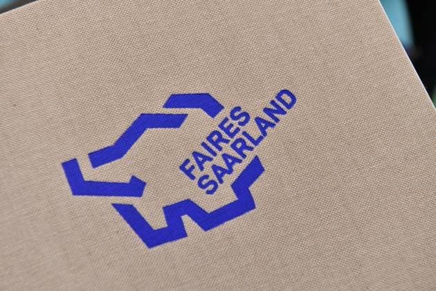 Saarbrücken Das Saarland will das erste offizielle Fair-Trade Bundesland in Deutschland werden und hat die als dickes Buch gebundenen Bewerbungsunterlagen auf den Weg gebracht. Ministerpräsidentin Anke Rehlinger und Gertrud Selzer von der Aktion 3. Welt Saar unterschrieben im Bildungsministerium den Antrag zusammen mit den zwei Schülerinnen Vivian Pollner und Laura Auert, die für die Saarländischen Schulen eintraten. Das Saarland will den fairen Handel weiter etablieren und sich gegen Ausbeutung von Drittländern und insbesondere auch Kinderarbeit stark machen. *** Saarbrücken Saarland wants to become the first official fair trade federal state in Germany and has submitted the application documents bound in a thick book Minister President bub