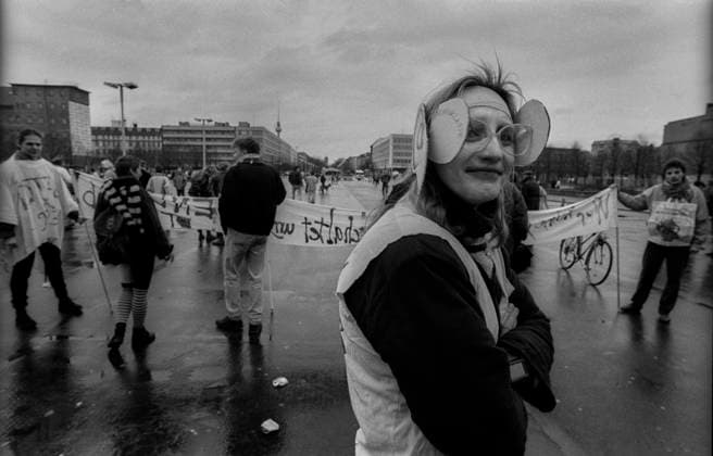 DT64 - Demo Deutschland, Berlin, 16.02.1992, DT64 - Demo, (gegen Schließung des Senders), am Brandenburger Tor, Â *** DT64 Demo Germany, Berlin, 16 02 1992, DT64 Demo, against the closure of the station, at the Brandenburg Gate, Â