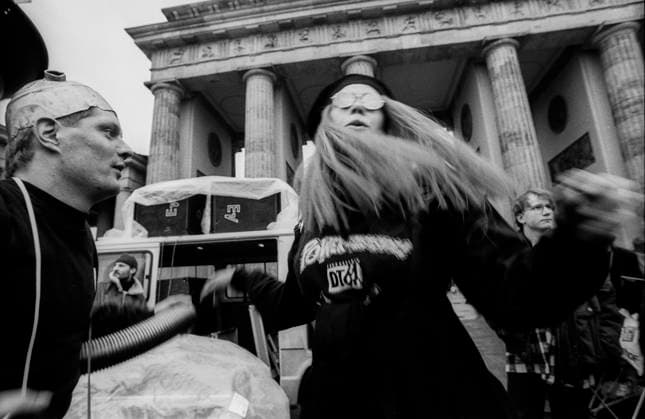 DT64 - Demo Deutschland, Berlin, 16.02.1992, DT64 - Demo, (gegen Schließung des Senders), am Brandenburger Tor, Â *** DT64 Demo Germany, Berlin, 16 02 1992, DT64 Demo, against the closure of the station, at the Brandenburg Gate, Â