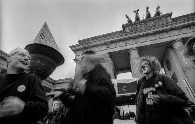 DT64 - Demo Deutschland, Berlin, 16.02.1992, DT64 - Demo, (gegen Schließung des Senders), am Brandenburger Tor, Â *** DT64 Demo Germany, Berlin, 16 02 1992, DT64 Demo, against the closure of the station, at the Brandenburg Gate, Â