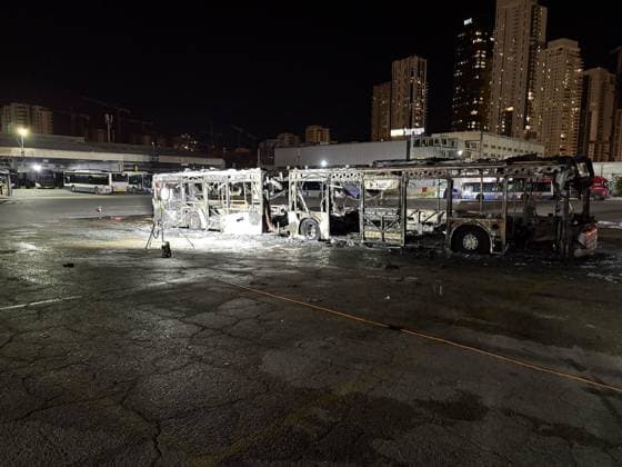 Bilder des Jahres 2025, News 02 Februar News Themen der Woche KW08 (250220) -- BAT YAM, Feb. 20, 2025 -- Photo taken on Feb. 20, 2025 shows the scene of a bus explosion in Bat Yam, near Tel Aviv, Israel. Three empty buses exploded simultaneously Thursday night in Israel s Tel Aviv area, while explosive devices were found on at least two others before they could detonate, in what police said was a suspected terror attack. ISRAEL-BAT YAM-BUS EXPLOSIONS XinxHua 