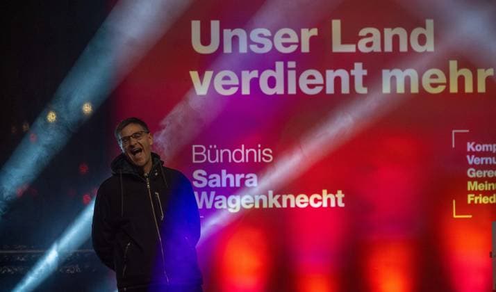 Politik, Deutschland, Wahlkampf zur Bundestagswahl am 23. Februar 2025, Abschlusskundgebung Bündnis Sahra Wagenknecht BSW am Brandenburger Tor in Berlin, im Bild: Berlins Spitzenkandidat Oliver Ruhnert feiert einen Redebeitrag auf der Bühne, 20.02. 2025, Copyright: xMatthiasxKochx