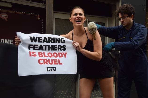 Bilder des Jahres 2025, News 02 Februar Bilder des Jahres 2025, Entertainment 02 Februar News Themen der Woche KW08 Entertainment Themen der Woche KW08 Entertainment Bilder des Tages February 21, 2025, London, England, UK: A PETA activist dressed as an ostrich has her feathers violently plucked outside the London Fashion Week NEWGEN show space on The Strand. The action is part of the ongoing PETA campaign against the use of feathers in fashion. London UK - ZUMAv130 20250221_zip_v130_002 Copyright: xVukxValcicx