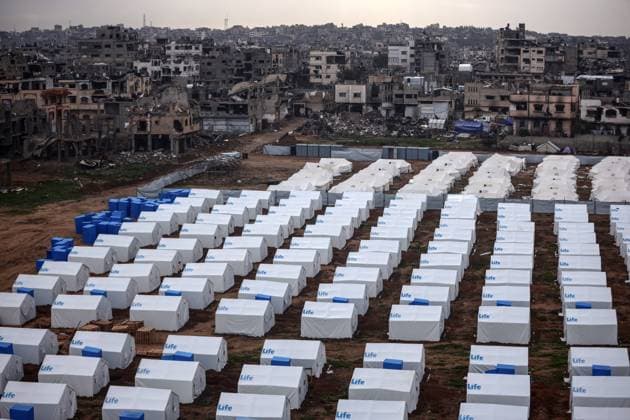 Bilder des Jahres 2025, News 02 Februar News Themen der Woche KW08 Tents Shelter Displaced Palestinians in Gaza s Al-Zaytoun Tents shelter displaced Palestinians in the Al-Zaytoun neighborhood, east of Gaza City, on February 21, 2025, amid the current ceasefire deal in the war between Israel and Hamas. Gaza Palestine  Copyright: xMajdixFathix originalFilename: fathi-notitle250221_npSOC.jpg