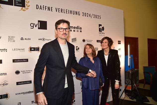 FFF Berlinale Reception 2025 Berlin Senta Berger with her sons Simon Verhoeven and Luca Verhoeven Arrival for the 12th time DAfFNE German Academy for Television, an honorary award for an outstanding lifetime achievement at the 75th Berlinale in Berlin, on 21 02 2025 Photopress Mueller