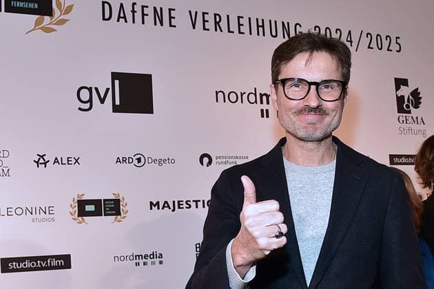 DAFFNE Award Ceremony 2025 Berlin Simon Verhoeven arrives for the 12th time DAfFNE German Academy for Television, an honorary award for an outstanding lifetime achievement at the 75th Berlinale in Berlin, on 21 02 2025 Photopress Mueller