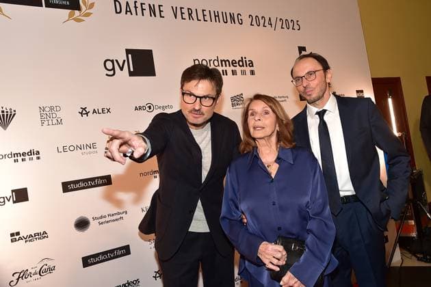 DAFFNE Award Ceremony 2025 Berlin Senta Berger with her sons Simon Verhoeven and Luca Verhoeven arrive for the 12th time DAfFNE German Academy for Television, an honorary award for an outstanding lifetime achievement at the 75th Berlinale in Berlin, on 21 02 2025 Photopress Mueller