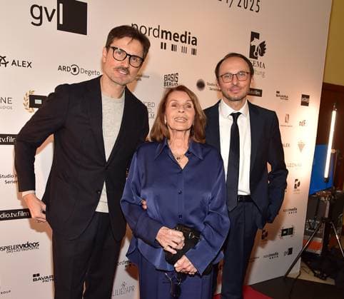 DAFFNE Award Ceremony 2025 Berlin Senta Berger with her sons Simon Verhoeven and Luca Verhoeven arrive for the 12th time DAfFNE German Academy for Television, an honorary award for an outstanding lifetime achievement at the 75th Berlinale in Berlin, on 21 02 2025 Photopress Mueller