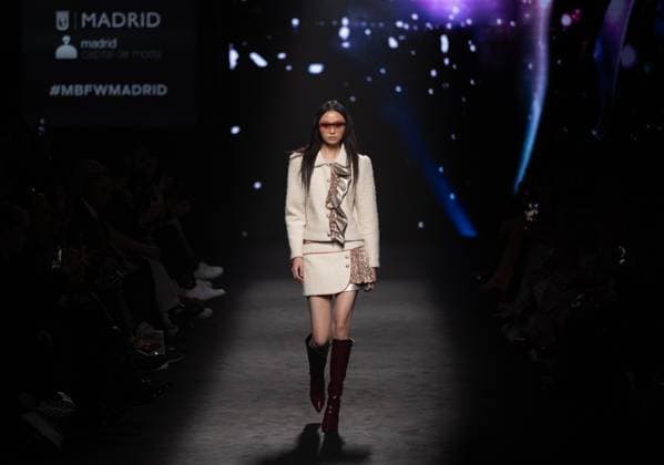 Custo Barcelona fashion show at the 81st edition of MBFWM A model parades during the Custo Barcelona fashion show, at the 81st edition of the Mercedes Benz Fashion Week MBFW , at IFEMA Madrid, on February 21, 2025, in Madrid Spain IFEMA Madrid hosts the Mercedes Benz Fashion Week Madrid MBFW from February 19 to 23 February 21 FEBRUARY 2025 CUSTO MODA MBFW FASHION WEEK SEMANA DE LA MODA MODEL PASARELA DESFILE Madrid Madrid Espana  Copyright: xEduardoxParrax 6534875