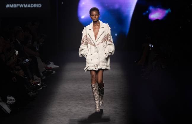 Custo Barcelona fashion show at the 81st edition of MBFWM A model parades during the Custo Barcelona fashion show, at the 81st edition of the Mercedes Benz Fashion Week MBFW , at IFEMA Madrid, on February 21, 2025, in Madrid Spain IFEMA Madrid hosts the Mercedes Benz Fashion Week Madrid MBFW from February 19 to 23 February 21 FEBRUARY 2025 CUSTO MODA MBFW FASHION WEEK SEMANA DE LA MODA MODEL PASARELA DESFILE Madrid Madrid Espana  Copyright: xEduardoxParrax 6534876