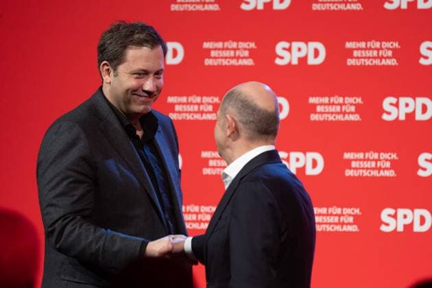 v.l. Lars KLINGBEIL, SPD-Vorsitzender, Olaf SCHOLZ, Bundeskanzler, Abschlusskundgebung der SPD zur Bundestagswahl, Wahlkampf, Dortmund am 21.02.2025, *** f l Lars KLINGBEIL, SPD Chairman, Olaf SCHOLZ, Federal Chancellor, final rally of the SPD for the Bundestag elections, election campaign, Dortmund on 21 02 2025,