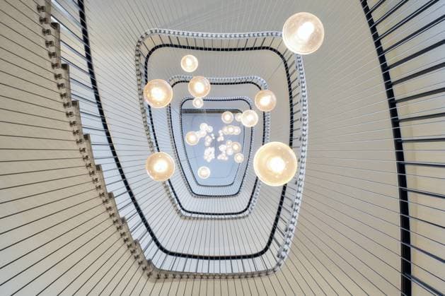 Creative Highlights World Modernes Treppenhaus in einem Bürogebäude mit Blick von unten, Zürich, Schweiz, Europa Modern staircase in an office building with a view from below, Zurich, Switzerland, Europe Copyright: imageBROKER DanielxBärtschi ibxdab12746994.jpg