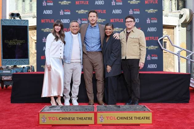 Bilder des Jahres 2025, Entertainment 02 Februar Entertainment Themen der Woche KW08 Entertainment Bilder des Tages February 21, 2025, Los Angeles, California, USA: Alison Brie, Joe Russo, Chris Pratt, Yvette Nicole Brown, Anthony Russo at a ceremony honoring Anthony Russo and Joe Russo with hand and foot prints at the TCL Chinese Theatre IMAX. Los Angeles USA - ZUMAg107 20250221_zep_g107_003 Copyright: xNinaxPrommerx