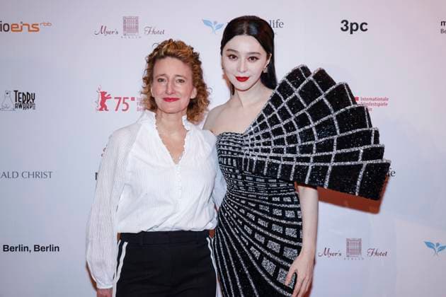 Tricia Tuttle and Fan Bingbing at the presentation of the 39 Teddy Award 2025 as part of the Berlinale 2025 75 Berlin International Film Festival at the Volksbuehne Berlin, 21 02 2025 Foto:xB.xDummerx xFuturexImagex teddy_5209