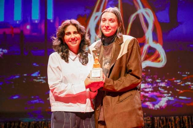 Leela Varghese and Emma Hough Hobbs at the presentation of the 39 Teddy Award 2025 as part of the Berlinale 2025 75 Berlin International Film Festival at the Volksbuehne Berlin, 21 02 2025 Foto:xB.xDummerx xFuturexImagex teddy_5218
