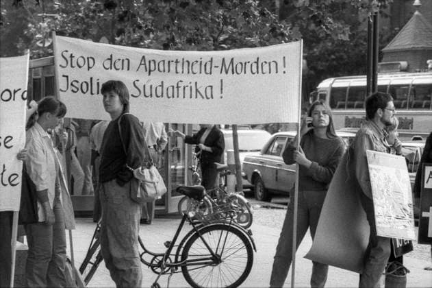RECORD DATE NOT STATED Protest der Anti-Apartheid-Bewegung in West-Berlin gegen die Zusammenarbeit mit Südafrika vor der Bayerischen Vereinsbank am Kurfürstendamm, Sommer 1985 *** Protest by the anti-apartheid movement in West Berlin against cooperation with South Africa in front of the Bayerische Vereinsbank on Kurfürstendamm, summer 1985