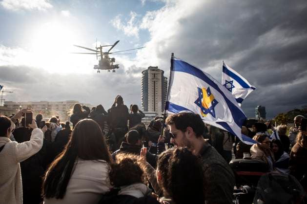 Bilder des Jahres 2025, News 02 Februar News Themen der Woche KW08 News Bilder des Tages Arrivel of Omer Shem-Tov and Eliya Cohen to Hospital Well wishers and friends of Israeli released hostages Omer Shem-Tov and Eliya Cohen wave the Israeli flag as they land at Beilinson hospital in Petah Tikvah Saturday, Feb 22 2025. Hamas released six hostages Saturday. Israel is also set to free hundreds of Palestinian prisoners in line with the ceasefire deal. Eliya Cohen, Omer Shem Tov and Omer Wenkert, Tal Shoham, Hisham al-Sayed and Avera Mengistu. Photo by Eyal Warshavsky. Petah Tikvah Israel Copyright: xEyalxWarshavskyx