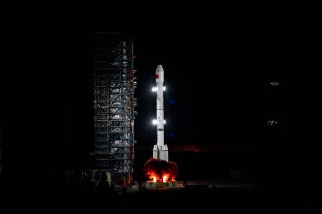News Themen der Woche KW08 News Bilder des Tages (250222) -- XICHANG, Feb. 22, 2025 -- A Long March-3B carrier rocket carrying the satellite Zhongxing-10R blasts off from the Xichang Satellite Launch Center in southwest China s Sichuan Province, Feb. 22, 2025. The satellite Zhongxing-10R was launched at 8:11 p.m. (Beijing Time) by a Long March-3B carrier rocket, and entered the preset orbit successfully. (Photo by Yang Xi Xinhua) (EyesOnSci)CHINA-XICHANG-NEW SATELLITE-LAUNCH (CN) LiuxFang 