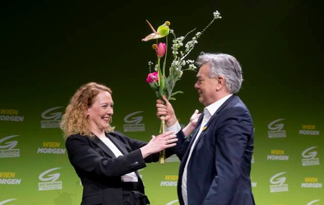 Bilder des Jahres 2025, News 02 Februar News Themen der Woche KW08 News Bilder des Tages photonews.at - Wien, 22.02.2025. Aufgrund der vorgezogenen Landtags- und Gemeideratswahlen treffen sie Wiener Gruenen zu ihrer 90. Landesversammlung unter dem Motto Wien Morgen in der Messe Wien und erstellen ihre Kandidatenliste für die Wahl. PHOTO: Gewaehlte Spitzenkandidatin der Wr. Gruenen Judith Puehringer mit Bundesvorsitzender der Gruenen Werner Kogler Vienna (AUSTRIA) - Due to the early state parliamentary and municipal council elections, the Vienna Greens meet for their 90th state assembly under the motto Vienna Tomorrow and draw up their list of candidates for the election. Wahlen, Gemeinderatswahlen, Landtagswahlen, Wien-Wahl, Grune, Landesversammlung, LV, Liste, Listenwahl, Blumen, Blumenstrauss 20250222 90 