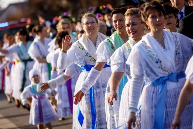 Bilder des Jahres 2025, News 02 Februar News Themen der Woche KW08 News Bilder des Tages Wendische Fastnacht im Spreewald DEU Deutschland Brandenburg Babow, 22.02.2025, Spreewaelder Fastnacht (Zapust), Fastnachtsgesellschaft im Dorf Babow bei Vetschau im Spreewald. Der sorbisch-wendische Fastnachtsumzug, auch Zapust, ist ein in vielen Doerfern der Lausitz und im Spreewald gefeierter Winter-Brauch. Beim Zapust ziehen die Frauen in ihrer wendischen Festtagstracht und die Maenner in schwarzen Anzuegen und mit geschmuecktem Hut singend und tanzend durch das Dorf um den Winter auszutreiben und den Fruehling zu begruessen. *** Wendish carnival in the Spreewald DEU Germany Brandenburg Babow, 22 02 2025, Spreewaelder Fastnacht Zapust , carnival society in the village of Babow near Vetschau in the Spreewald The Sorbian Wendish carnival AF_Fastnacht_2025_55585.jpeg