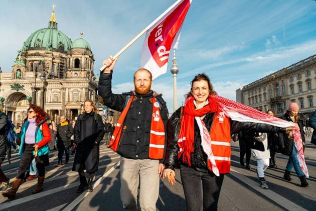 Bilder des Jahres 2025, News 02 Februar News Themen der Woche KW08 News Bilder des Tages Kulturkürzungen führen zur gemeinsamen Demo Kulturkürzungen führen zur gemeinsamen Demo von Verdi GEW und Kulturschaffenden vorm Roten Rathaus am 22.02.2025 in Berlin. *** Culture cuts lead to joint demo Culture cuts lead to joint demo by Verdi GEW and cultural workers in front of the Rotes Rathaus on 22 February 2025 in Berlin Copyright: xEventpressxKnowlesx