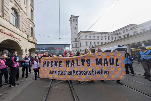 Bilder des Jahres 2025, News 02 Februar News Themen der Woche KW08 News Bilder des Tages Demo gegen AfD Erfurt 22022025 - Bei einem Protest gegen den Wahlkampfabschluss der Partei Alternative fuer Deutschland (AfD) sind in Erfurt (Thueringen) rund 4000 Menschen auf die Strasse gegangen. Ihnen standen etwa 1100 Anhaengerinnen und Anhaenger der AfD gegegnueber. Bei deren Wahlkampfabschluss sprach auch der Thueringer Landesvorsitzende Bjoern Hoecke. Erfurt Thueringen Deutschland *** Protest against AfD Erfurt 22022025 Around 4000 people took to the streets in Erfurt Thuringia to protest against the closing of the election campaign of the Alternative for Germany AfD party They were confronted by around 1100 AfD supporters At the closing of their election campaign, Thuringia state chairman Bjoern Hoecke Erfurt Thuringia Germany 220225_ppb-109