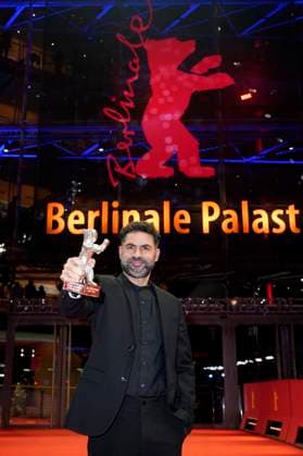 Gabriel Mascaro with the Silver Bear Grand Jury Prize for The Blue Trail at the Closing Ceremony with Award Ceremony at the Berlinale 2025 75 Berlin International Film Festival at the Berlinale Palast Berlin, 22 02 2025 Foto:xT.xBartillax xFuturexImagex closing_berlinale_5382