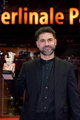 Gabriel Mascaro with the Silver Bear Grand Jury Prize for The Blue Trail at the Closing Ceremony with Award Ceremony at the Berlinale 2025 75 Berlin International Film Festival at the Berlinale Palast Berlin, 22 02 2025 Foto:xT.xBartillax xFuturexImagex closing_berlinale_5383