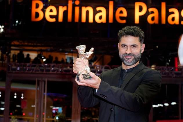 Gabriel Mascaro with the Silver Bear Grand Jury Prize for The Blue Trail at the Closing Ceremony with Award Ceremony at the Berlinale 2025 75 Berlin International Film Festival at the Berlinale Palast Berlin, 22 02 2025 Foto:xT.xBartillax xFuturexImagex closing_berlinale_5384